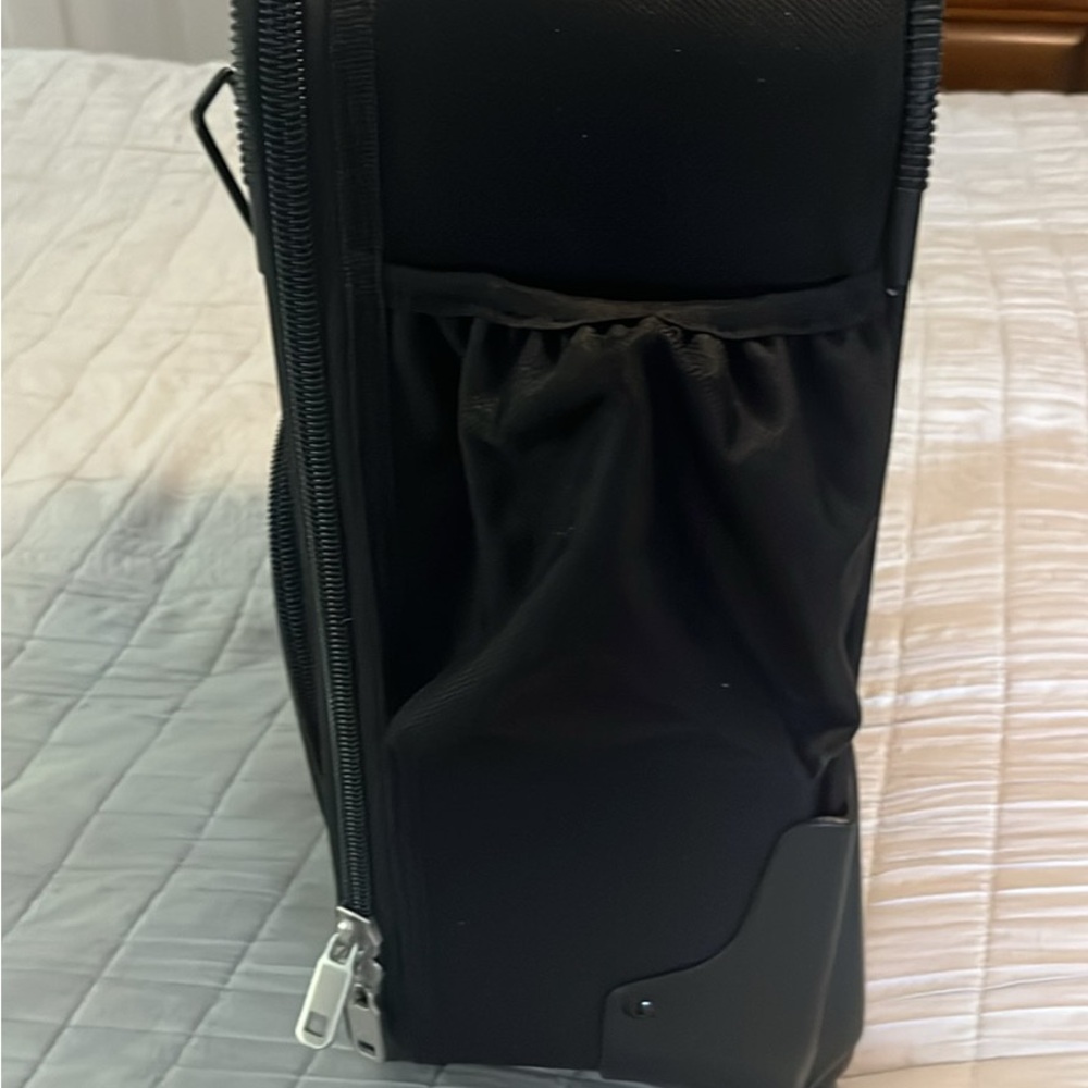 Sleek Black Travel Bag - Picture 3 of 7